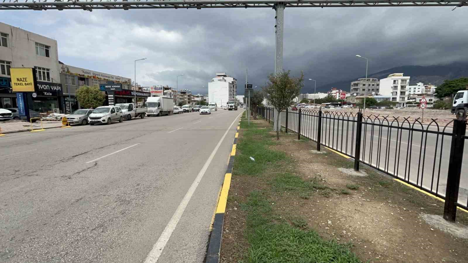 İskenderun’da ölümcül kazalara karşı orta refüje demir korkuluk 