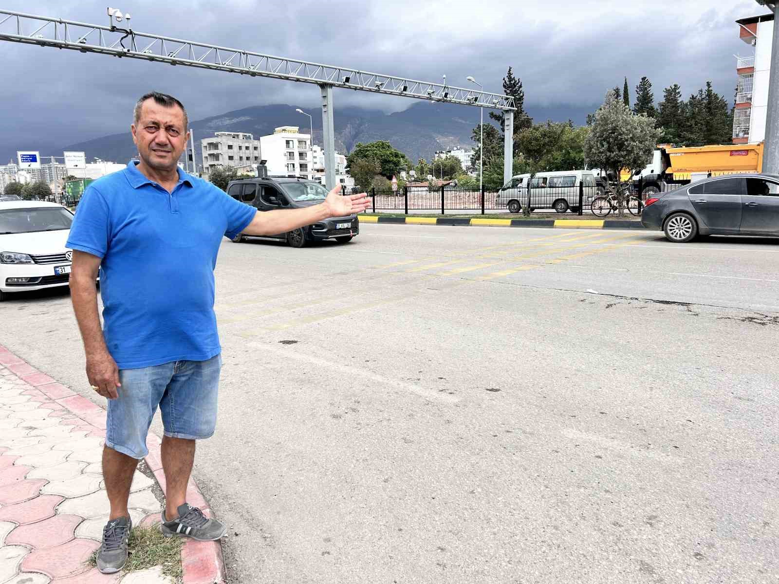 İskenderun’da ölümcül kazalara karşı orta refüje demir korkuluk 
