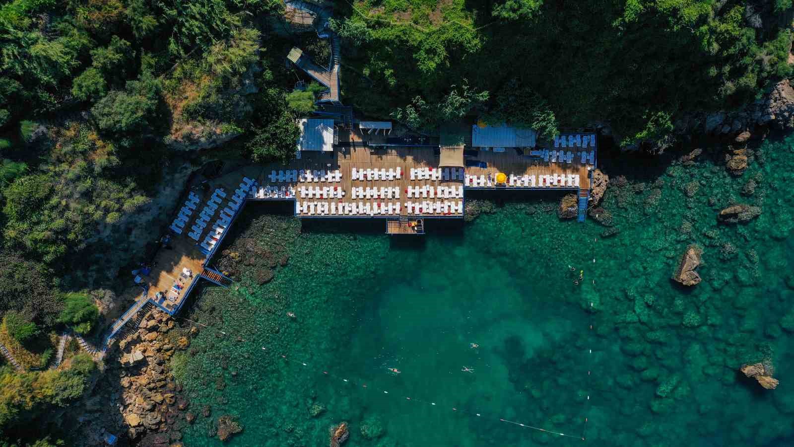 Kavurucu sıcaklardan kaçanların rotası Muratpaşa Falez Plajları oldu 