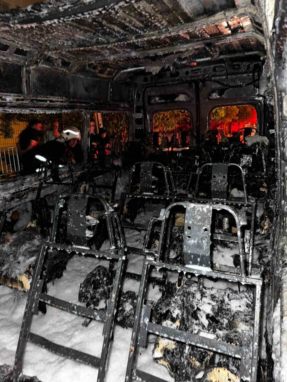 Alevlere teslim olan okul taşıtı demir yığınına döndü 