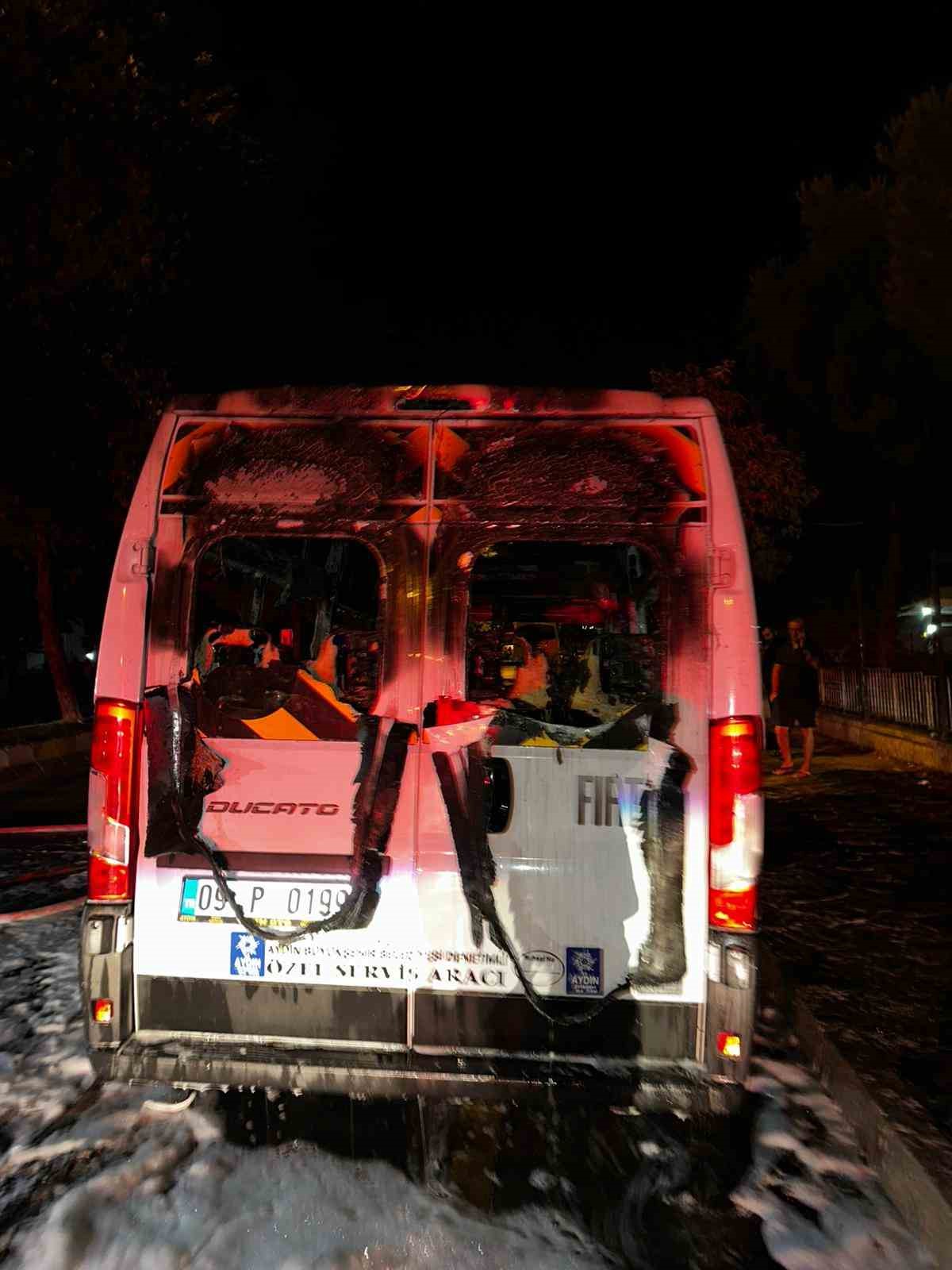 Alevlere teslim olan okul taşıtı demir yığınına döndü 