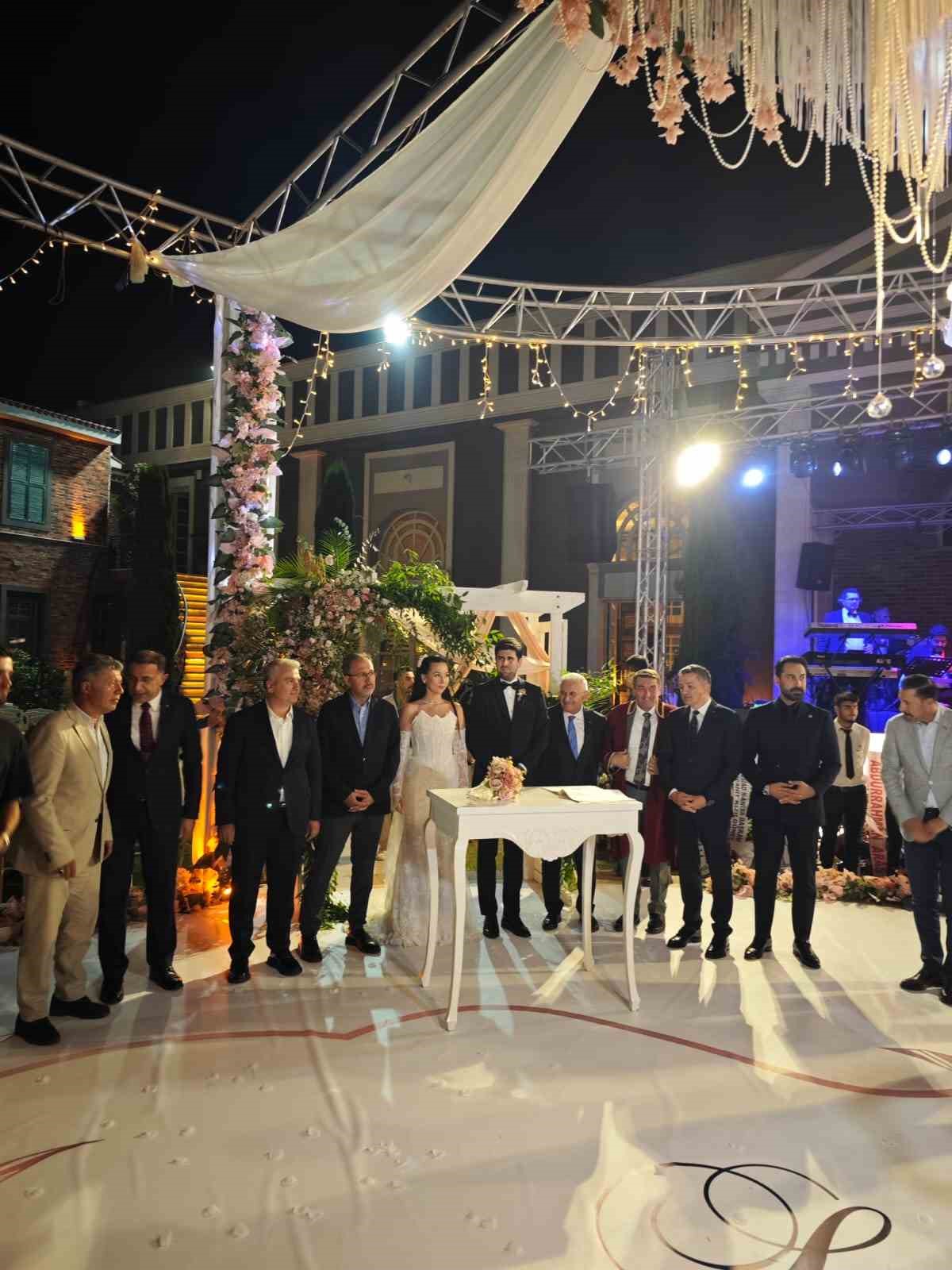 Manisa’da siyaset dünyası bu düğünde buluştu 