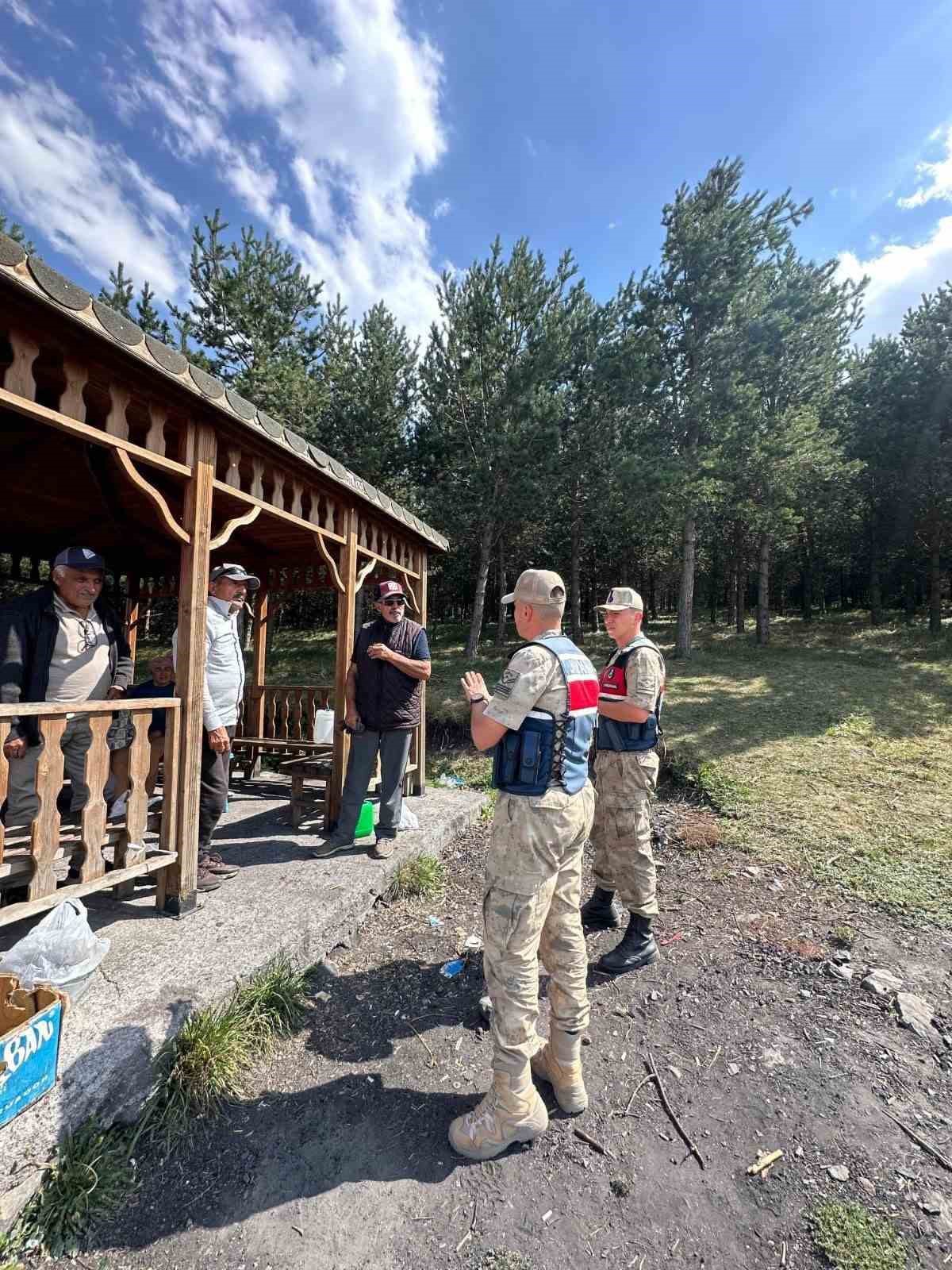 Ardahan’da jandarma ekipleri ormanlık alanlarda denetimlerini sıklaştırdı 