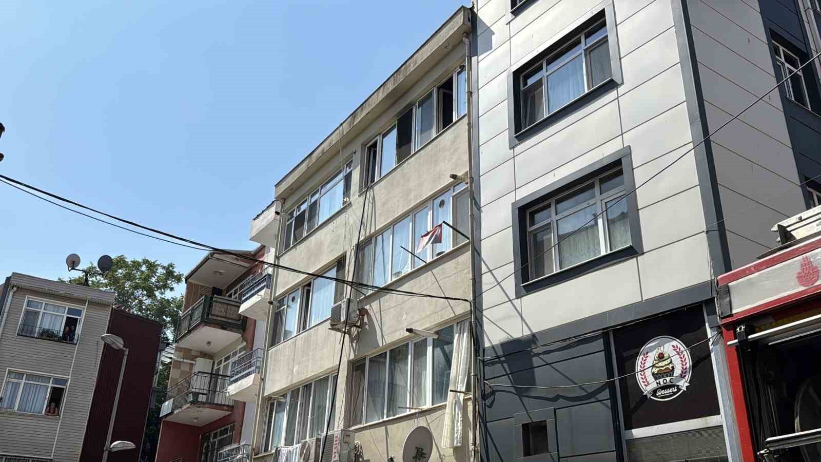 Beşiktaş’ta 3 katlı binada yangın paniği 