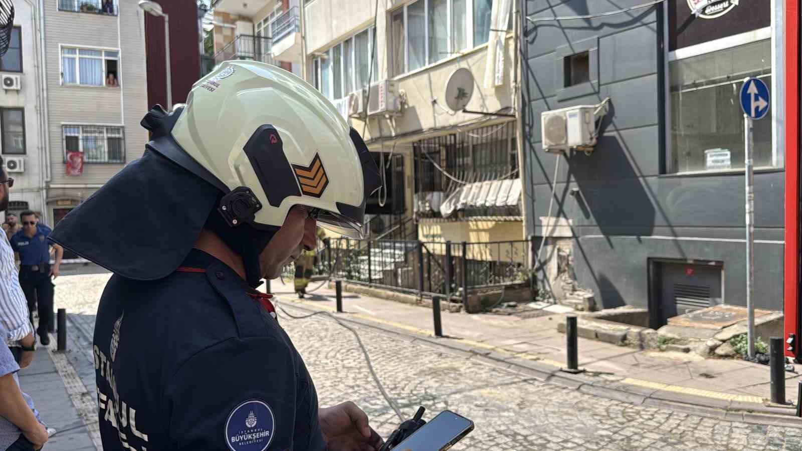 Beşiktaş’ta 3 katlı binada yangın paniği 