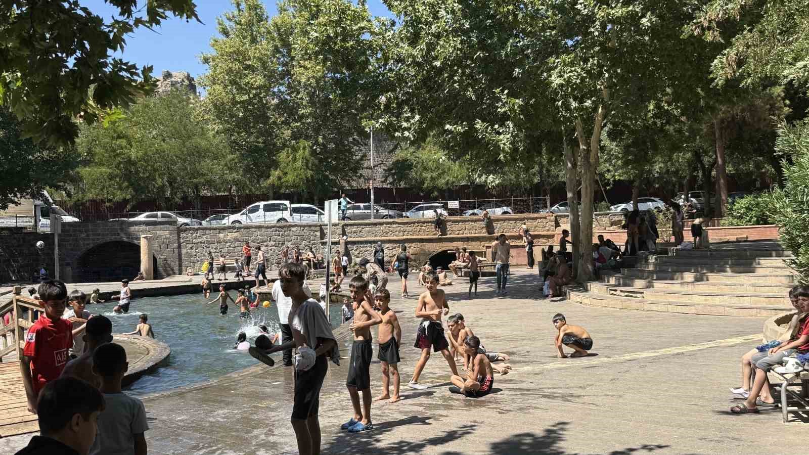 Sıcak havada kavrulan çocuklar, süs havuzunda serinliyor 