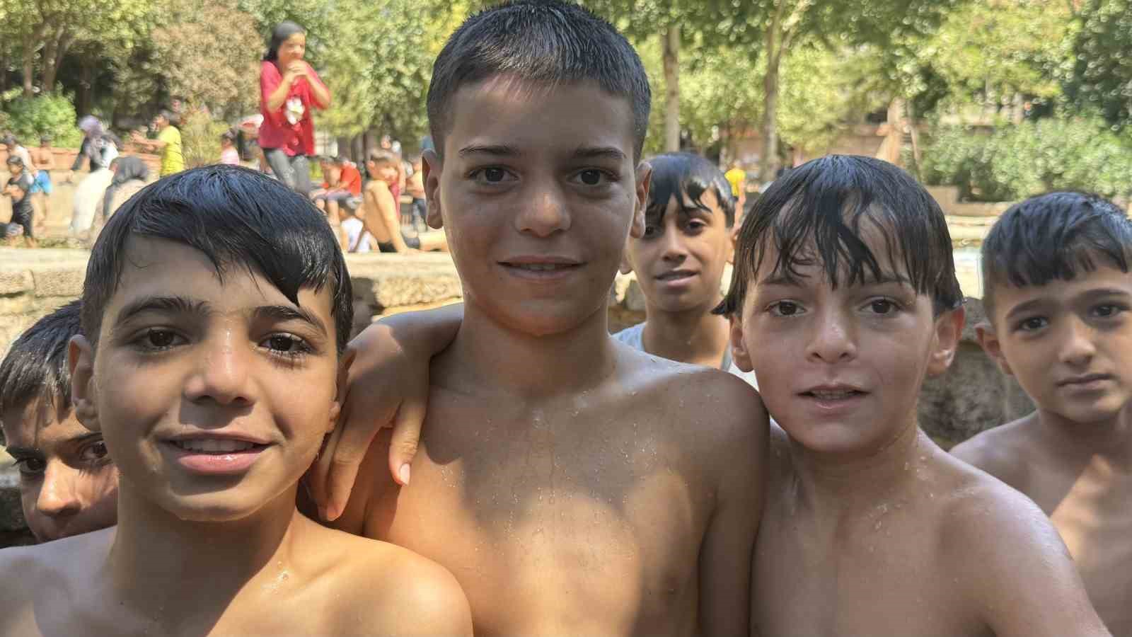 Sıcak havada kavrulan çocuklar, süs havuzunda serinliyor 
