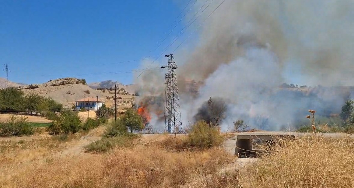 Elektrik direğindeki patlama yangına neden oldu