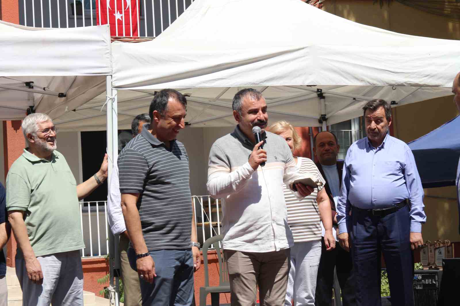 3 yaşındayken verildiği yurda tekrar gelen NATO mühendisi duygulandı 