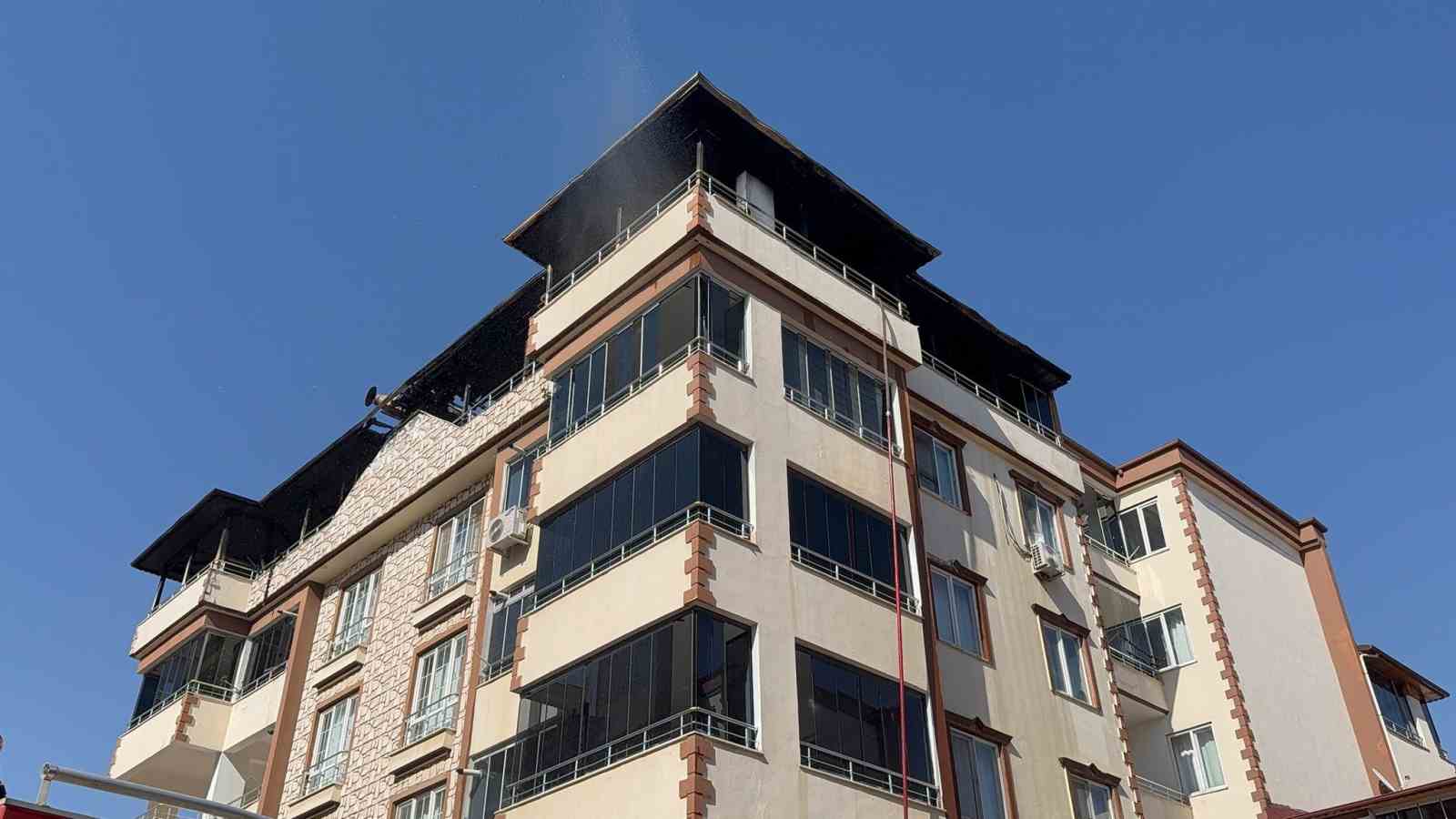 Gaziantep’te 4 katlı binanın terasında yangın 
