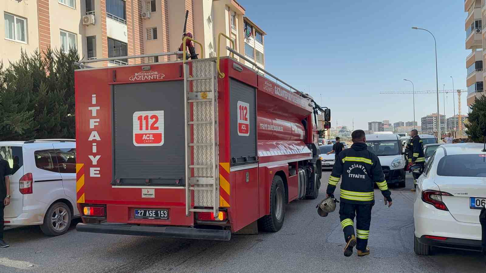 Gaziantep’te 4 katlı binanın terasında yangın 