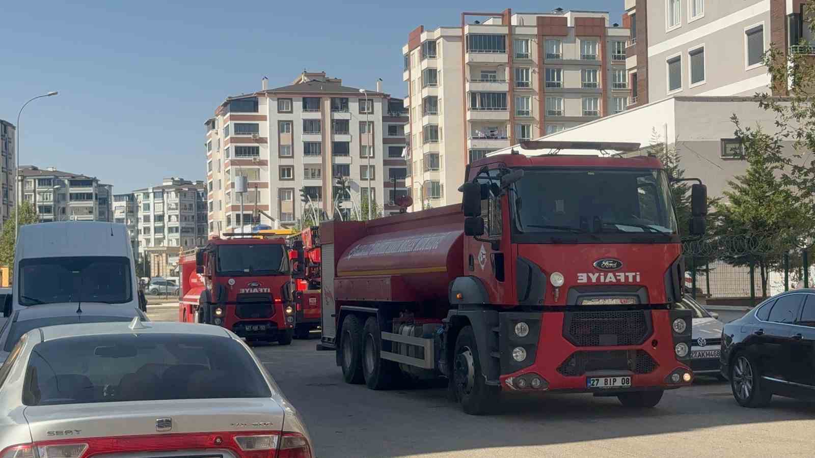 Gaziantep’te 4 katlı binanın terasında yangın 