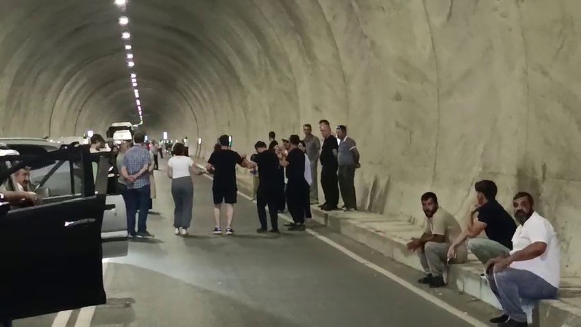Uluslararası yol saatlerce kapandı: Vatandaşlar tepkili