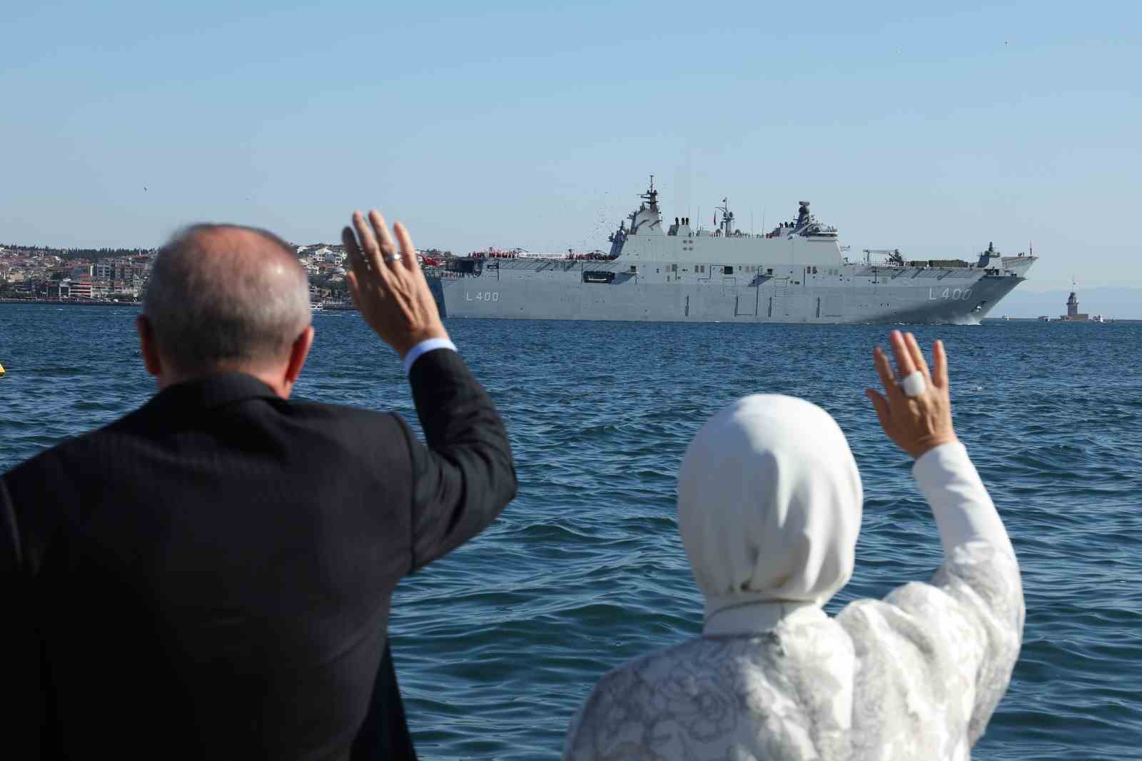 Cumhurbaşkanı Erdoğan, Boğaz geçişi yapan 9 gemiyi selamladı 