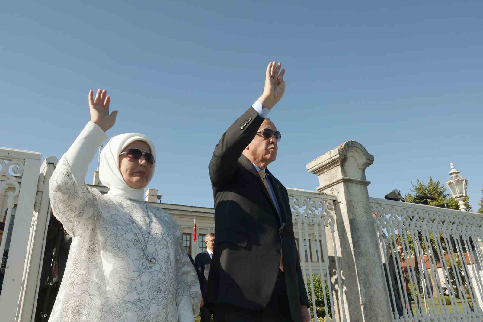 Cumhurbaşkanı Erdoğan, Boğaz geçişi yapan 9 gemiyi selamladı 