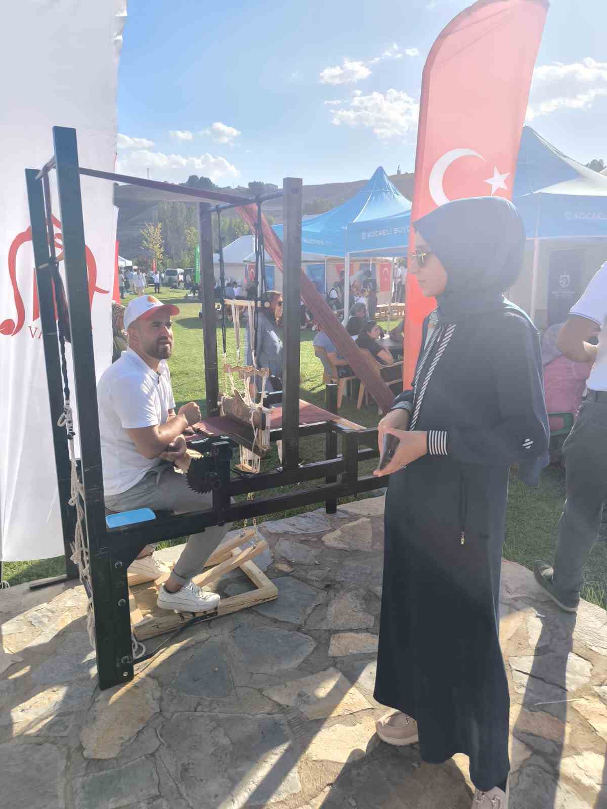 Siirt’in yöresel ürünleri Ahlat’ta yoğun ilgi gördü 