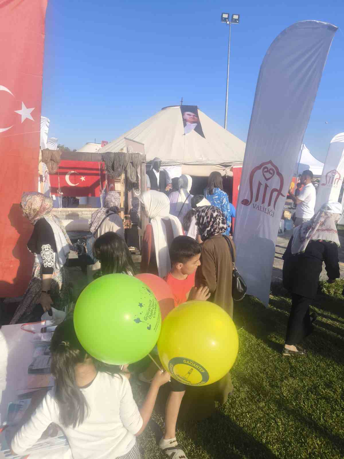 Siirt’in yöresel ürünleri Ahlat’ta yoğun ilgi gördü 
