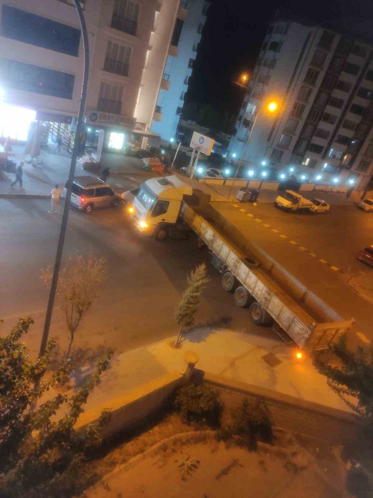 Freni çekilmeyen tır geri geri gitti, araçlara zarar verdi 