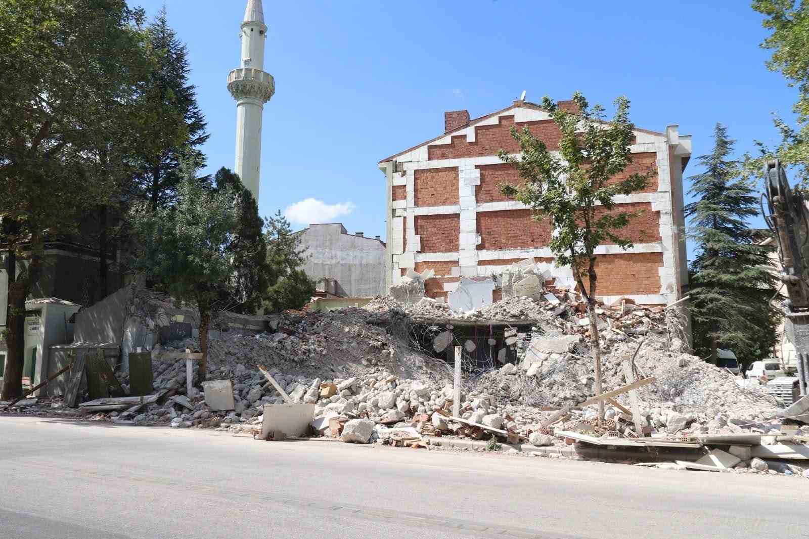 Yıkılan binanın molozları cami bahçesine döküldü
