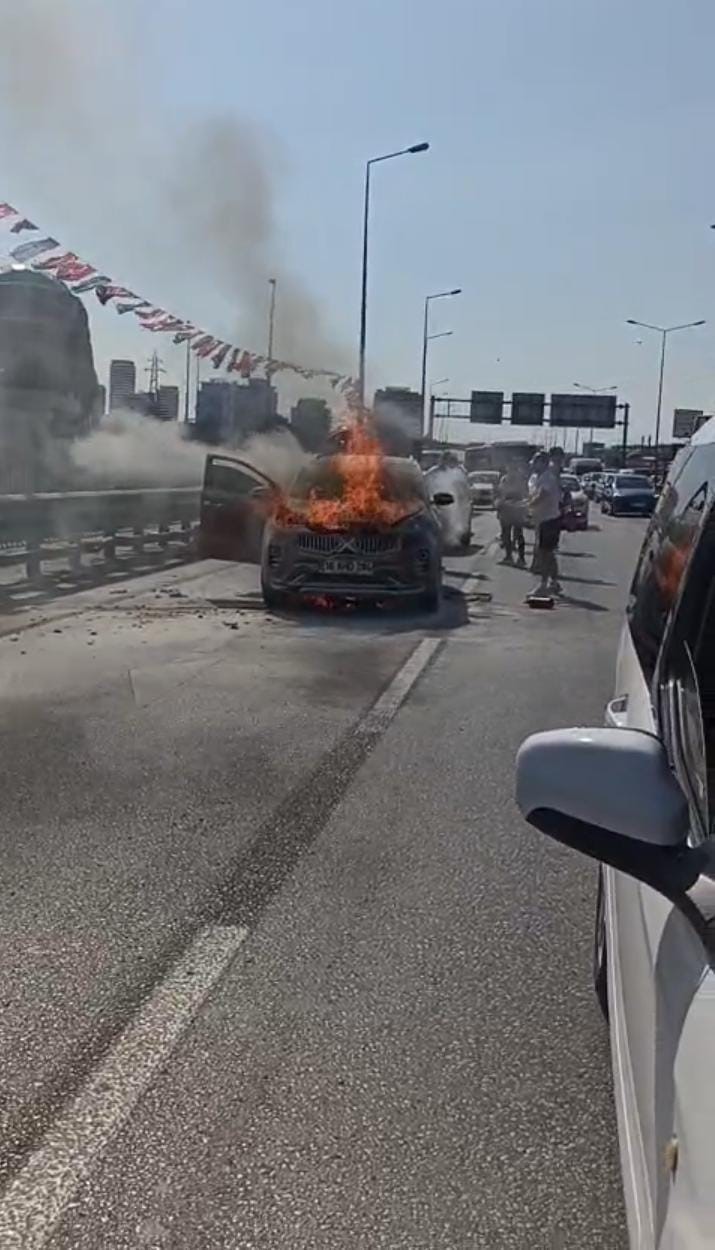 Seyir halindeki araç alev alev yandı 