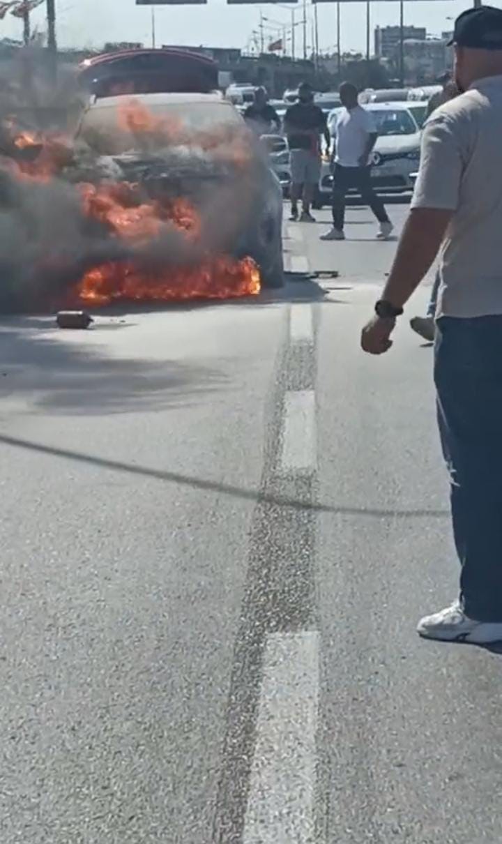Seyir halindeki araç alev alev yandı 