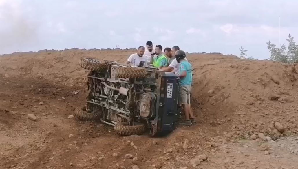 Artvin’de off-road yarışlarında yürekler ağza geldi: 2 araç devrildi 