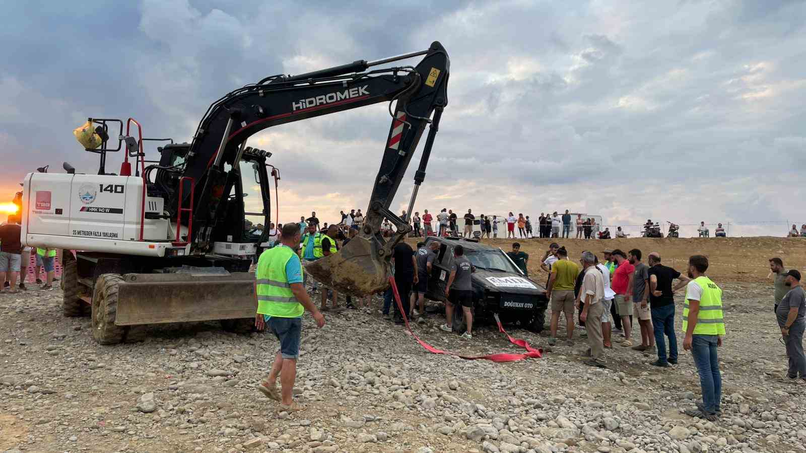 Artvin’de off-road yarışlarında yürekler ağza geldi: 2 araç devrildi 
