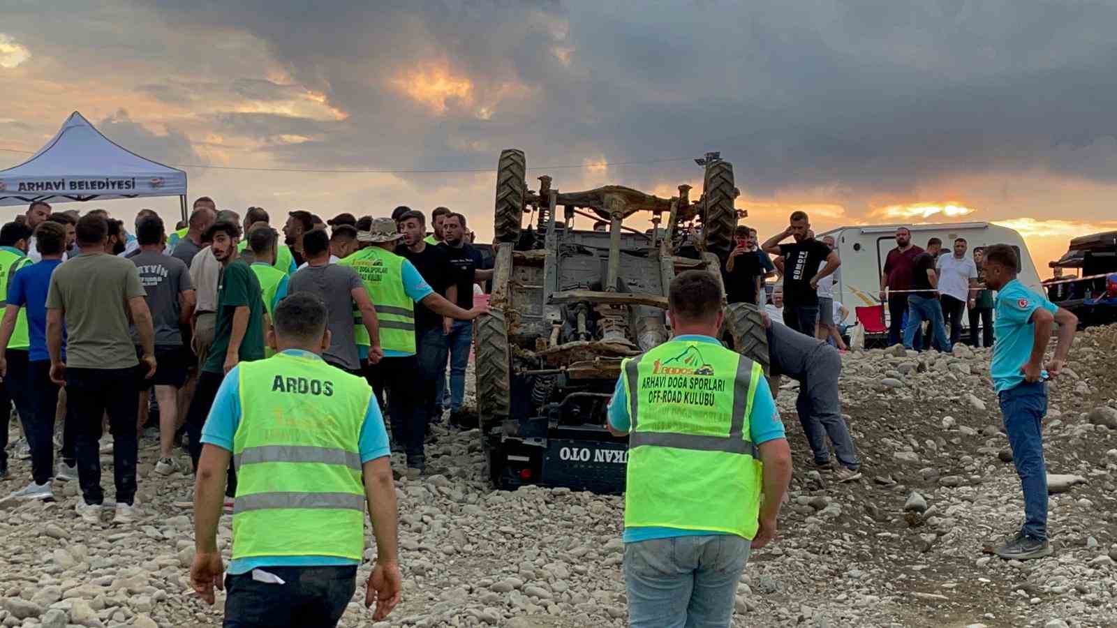 Artvin’de off-road yarışlarında yürekler ağza geldi: 2 araç devrildi 
