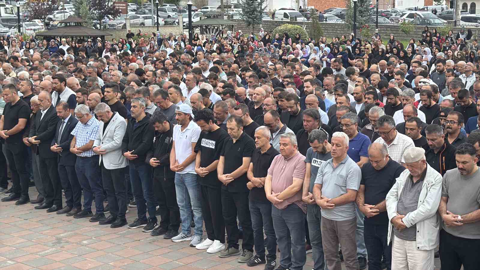 Feci kazada ölen çocuk gözyaşları arasında toprağa verildi 