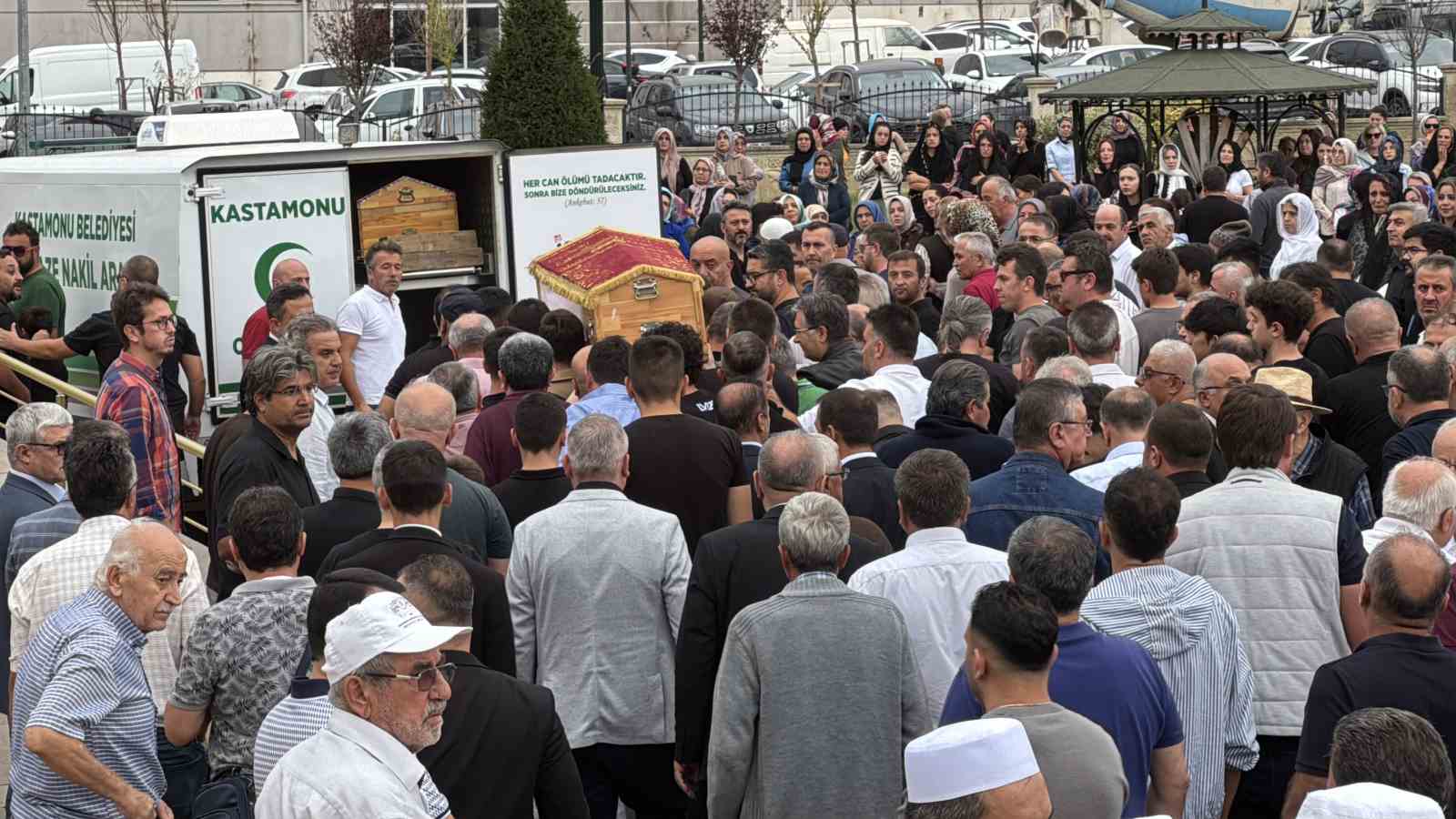 Feci kazada ölen çocuk gözyaşları arasında toprağa verildi 