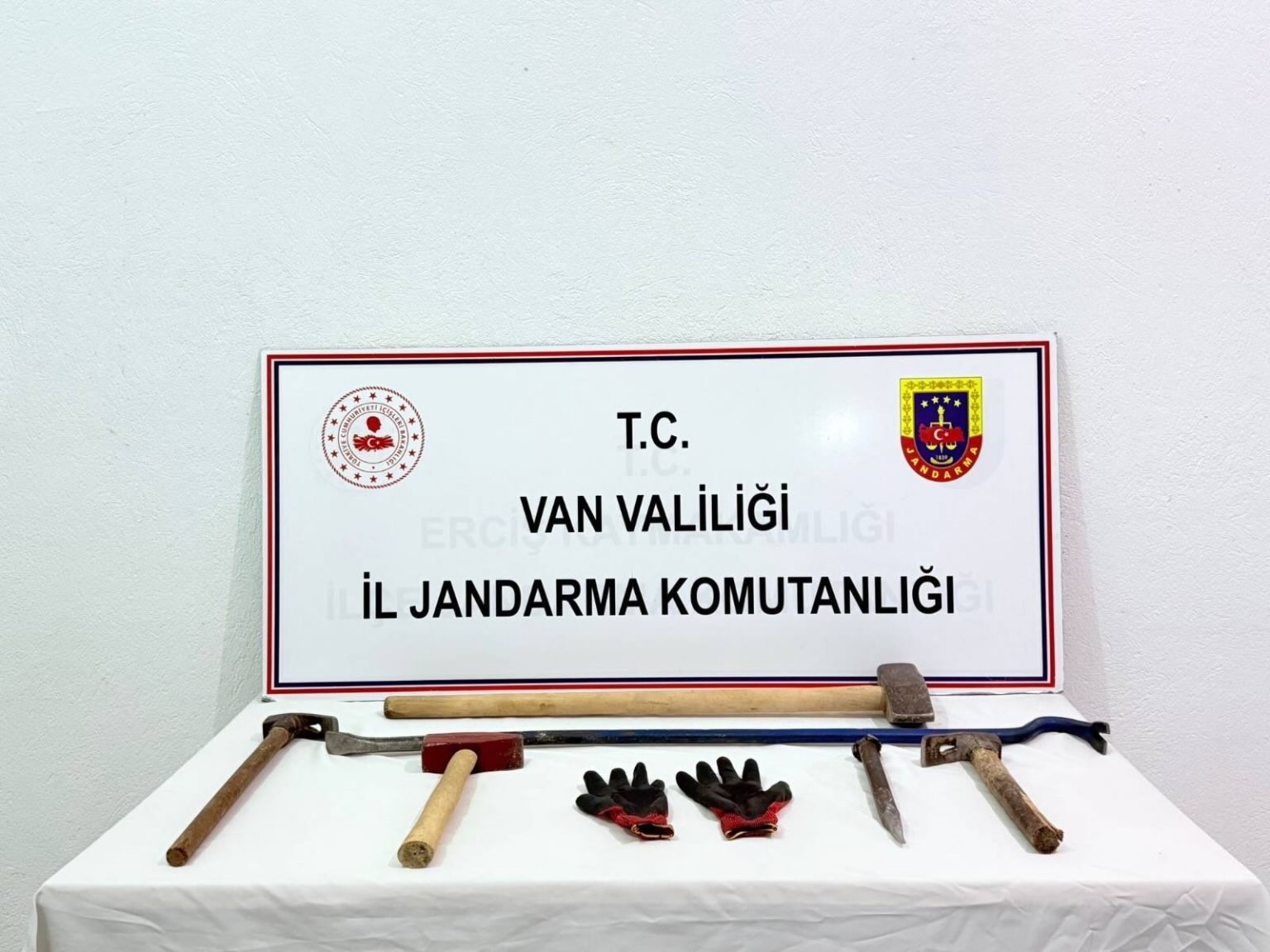 Van’da kaçak kazı yapan 3 kişi yakalandı