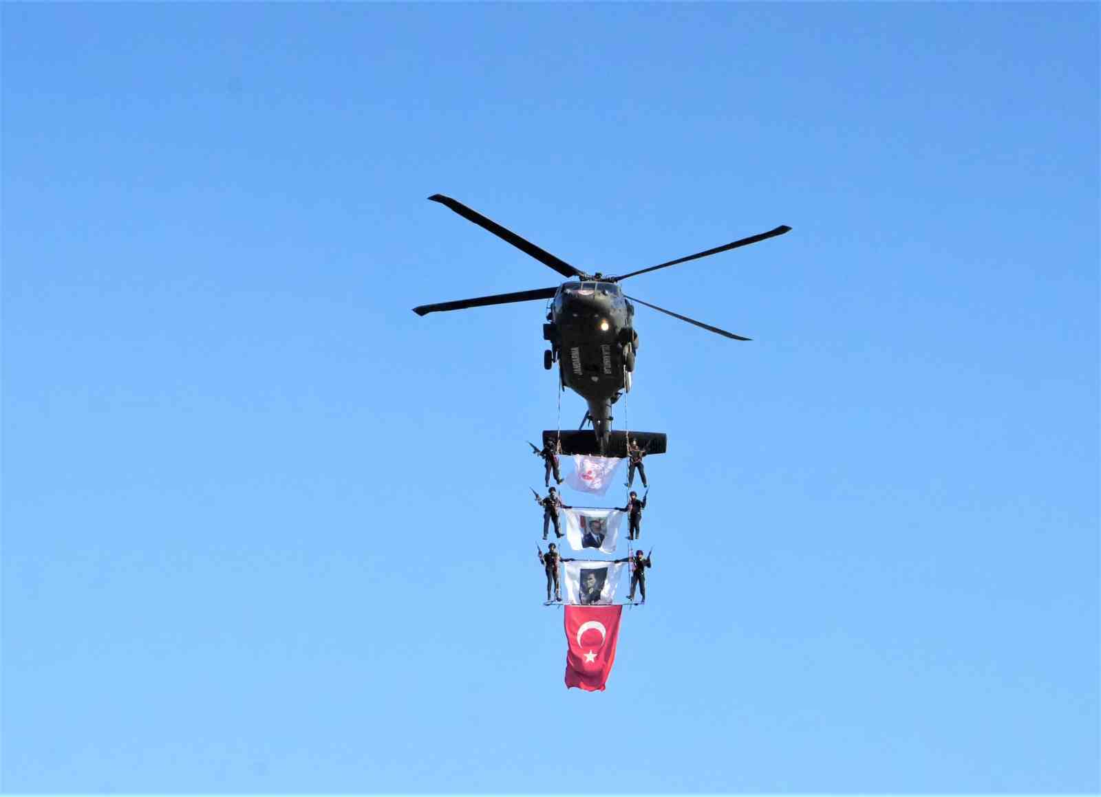 Malazgirt Zaferi’nin 954. yıl dönümünde jandarma helikopterlerinden nefes kesen gösteri