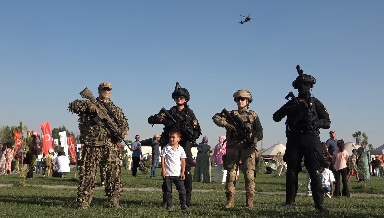 Malazgirt Zaferi’nin 954. yıl dönümünde jandarma helikopterlerinden nefes kesen gösteri 
