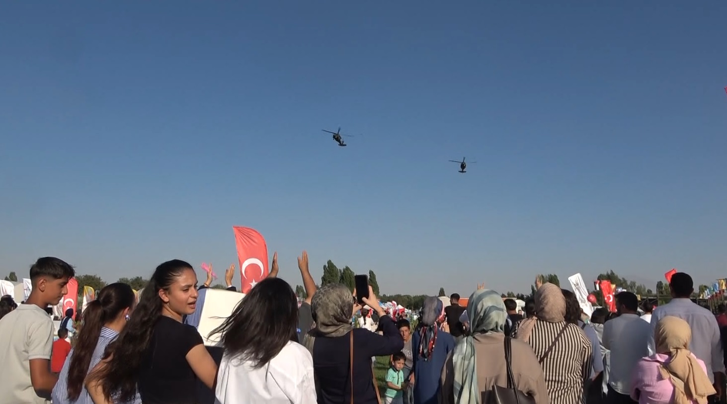 Malazgirt Zaferi’nin 954. yıl dönümünde jandarma helikopterlerinden nefes kesen gösteri 