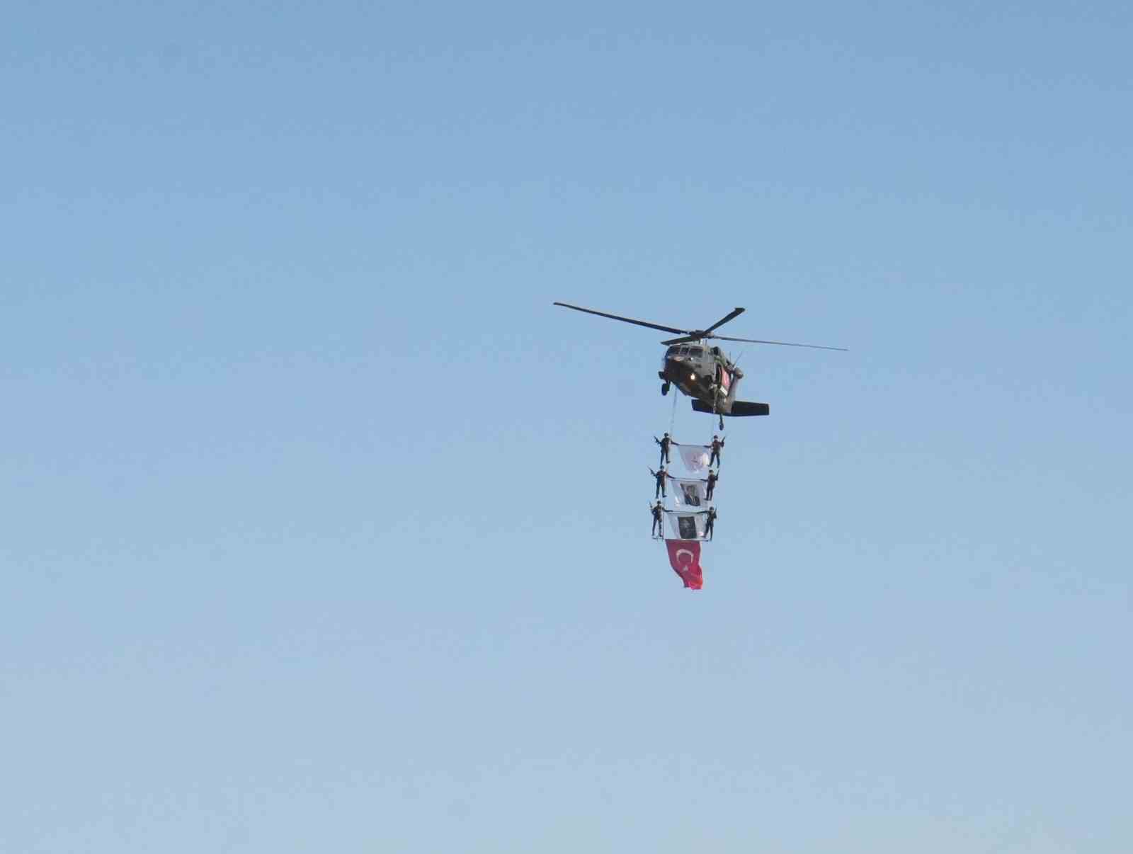 Malazgirt Zaferi’nin 954. yıl dönümünde jandarma helikopterlerinden nefes kesen gösteri 