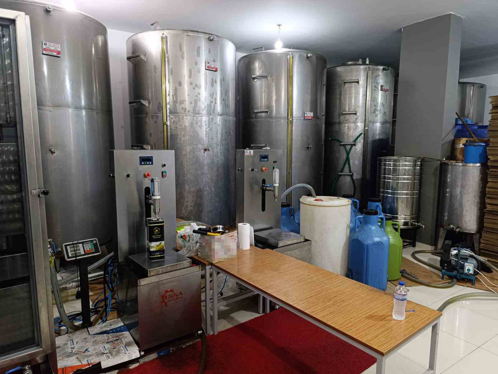Edremit’te taklit ve tağşiş 15 bin 365 litre zeytinyağı ele geçirildi 
