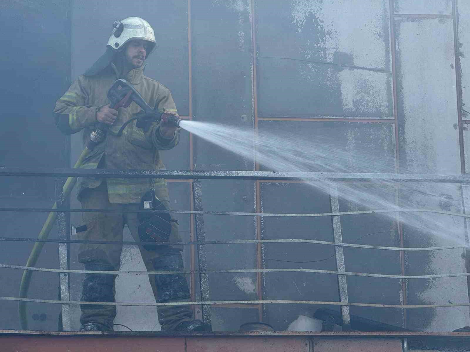 İzmir’de mobilya atölyesinde yangın