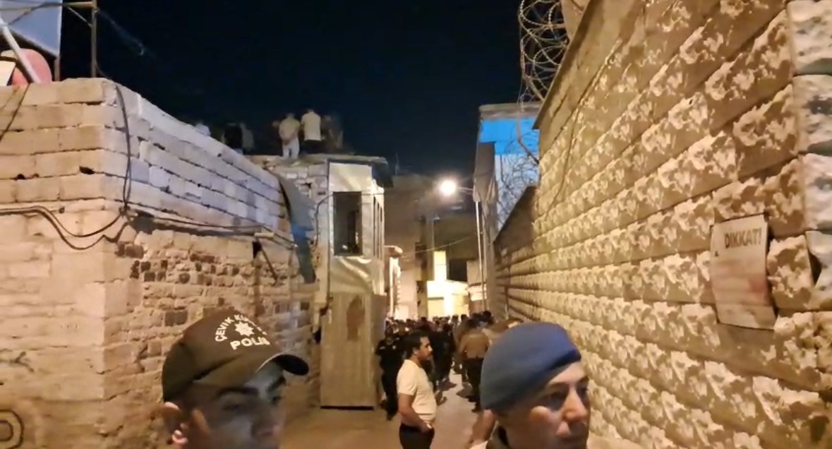 Kilis’te dün akşam saatlerinden beri kayıp olan 2 yaşındaki Arıc Aljaroukh adlı kız çocuğu, evine yakın metruk bir binadaki kuyuda ölü bulundu. 