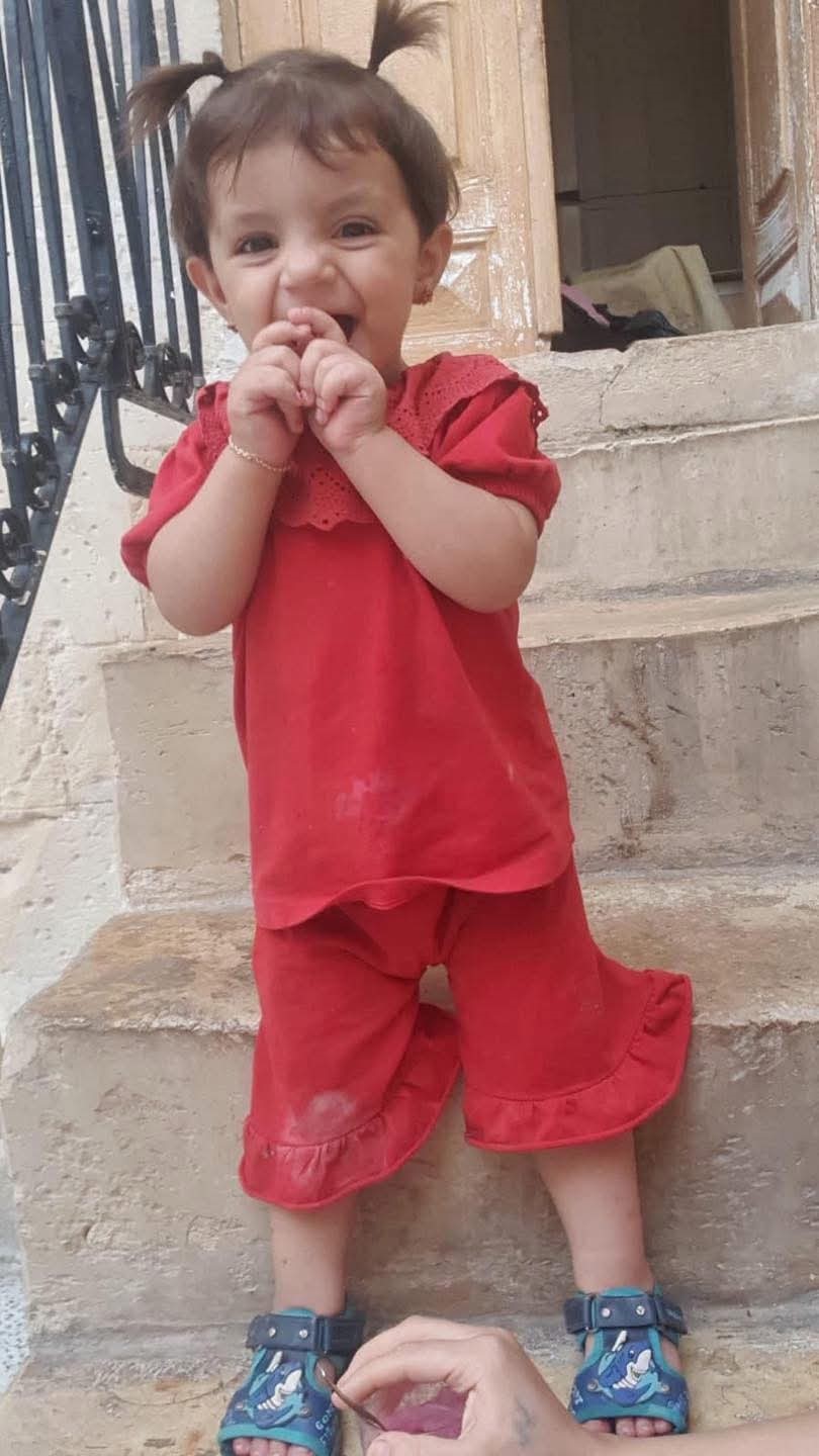 Kilis’te dün akşam saatlerinden beri kayıp olan 2 yaşındaki Arıc Aljaroukh adlı kız çocuğu, evine yakın metruk bir binadaki kuyuda ölü bulundu. 