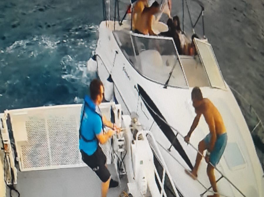 Marmaris’te denizde arızalanan teknedeki vatandaşlar polis botu ile kurtarıldı 