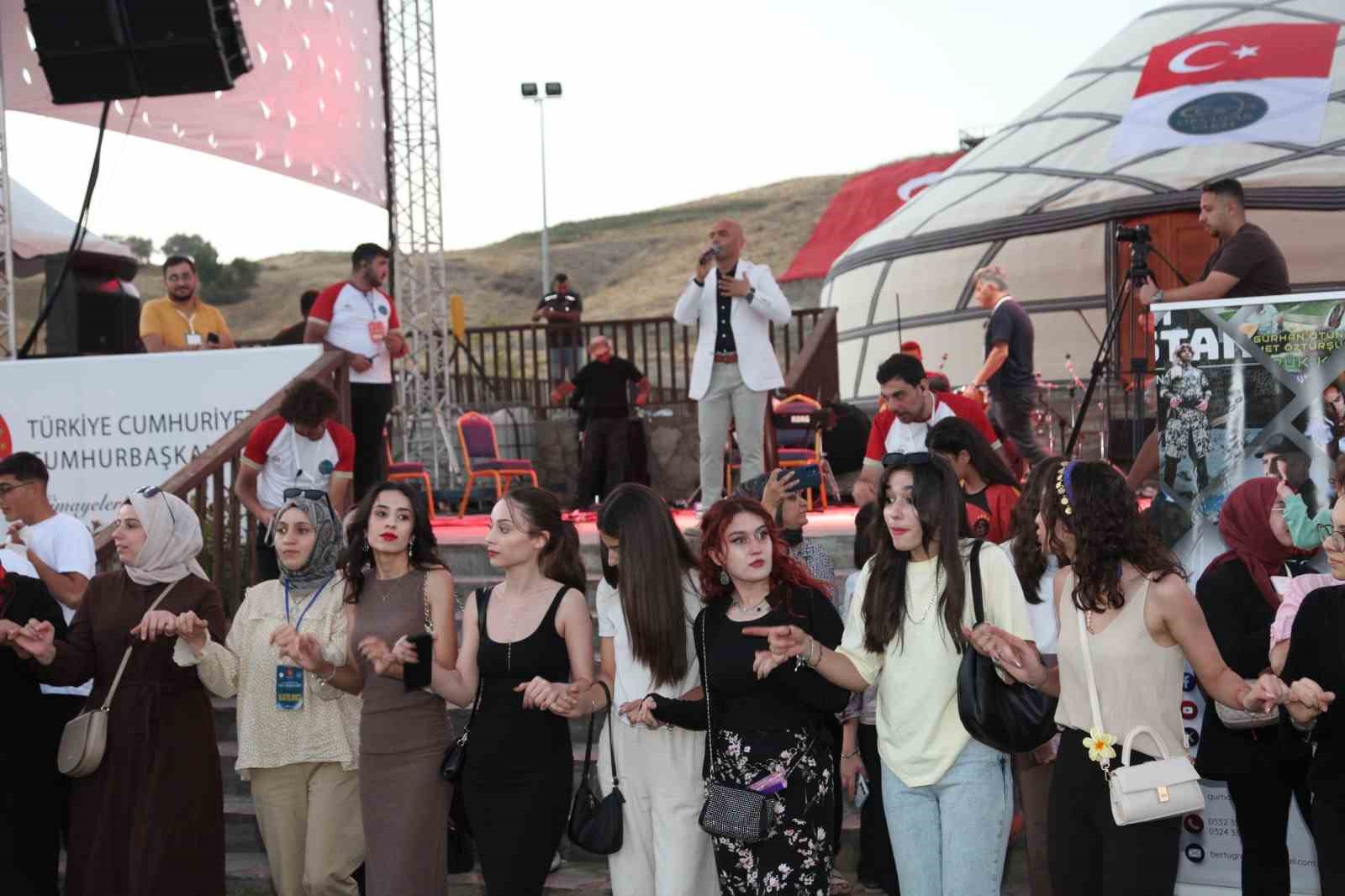 Sanatçı Gürhan Ötün’ün, Ahlat konseri büyük ilgi gördü 