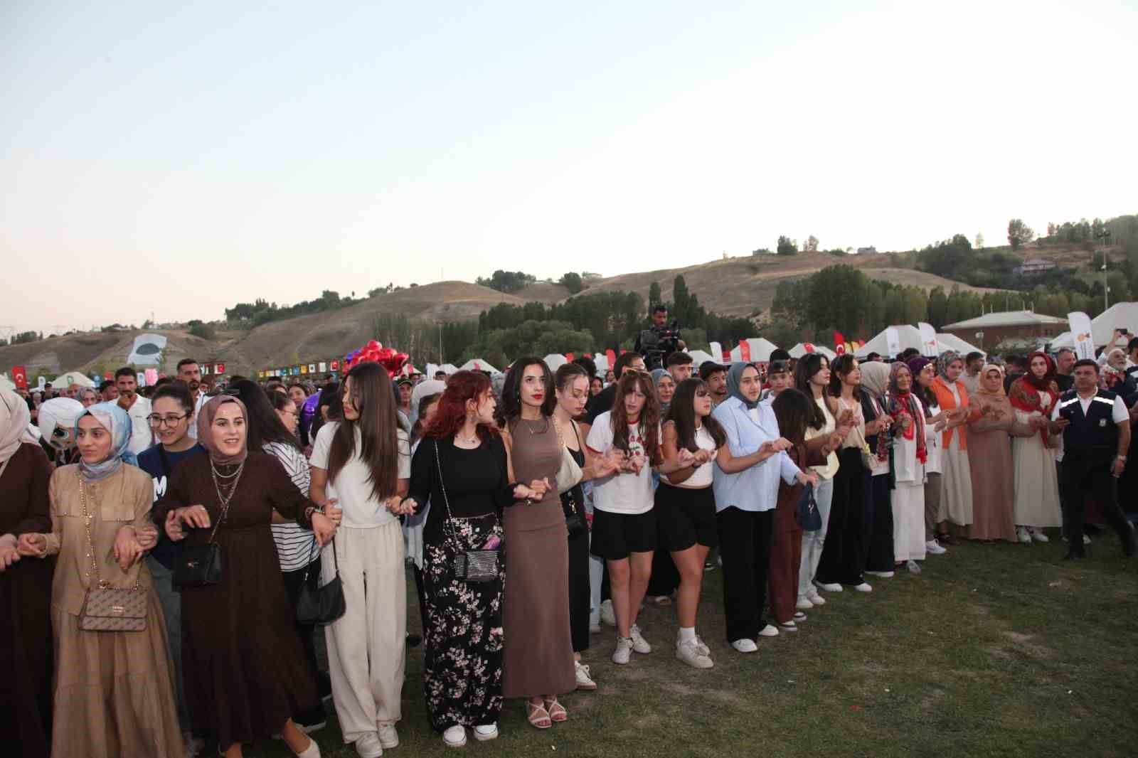 Sanatçı Gürhan Ötün’ün, Ahlat konseri büyük ilgi gördü 