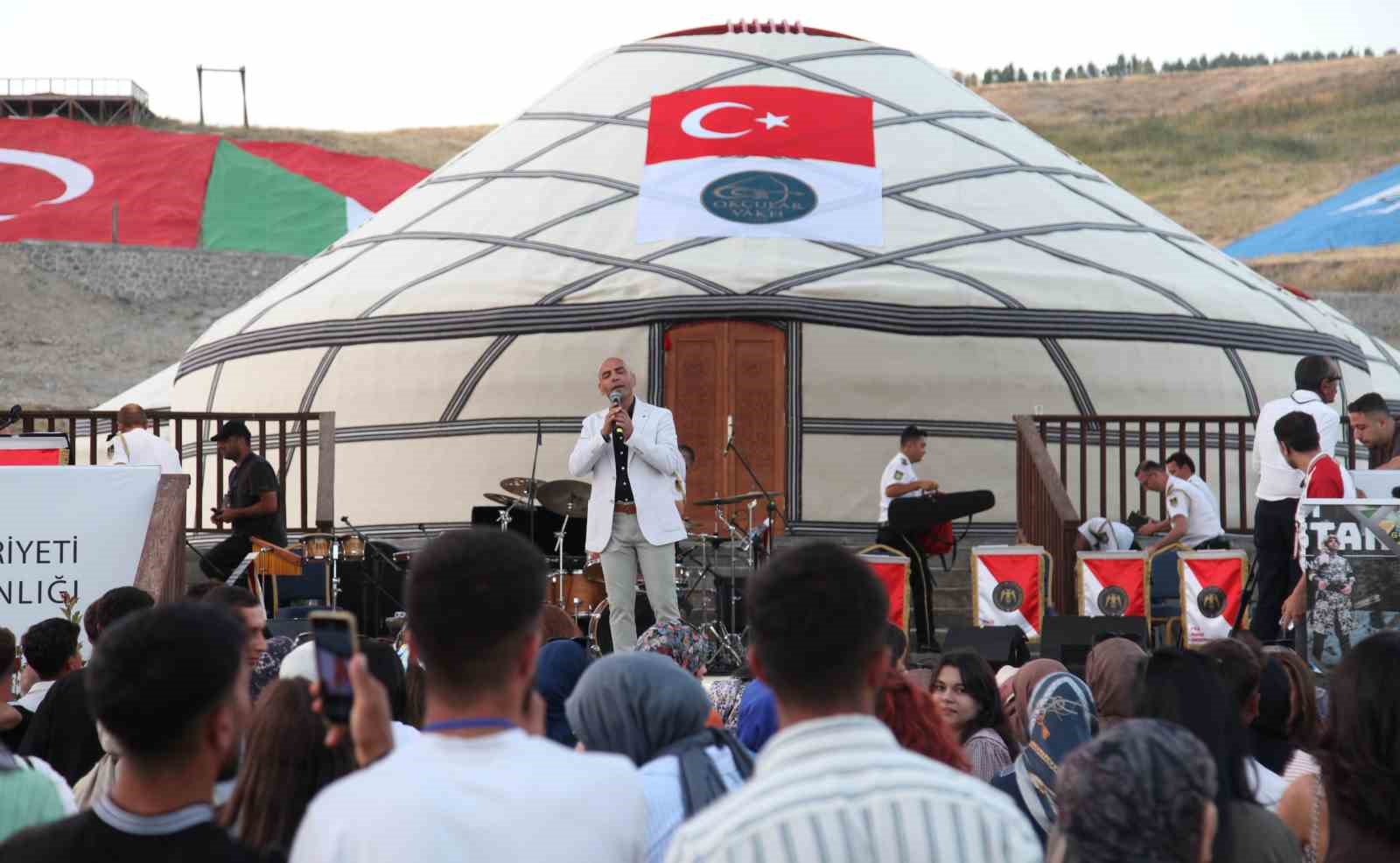 Sanatçı Gürhan Ötün’ün, Ahlat konseri büyük ilgi gördü 