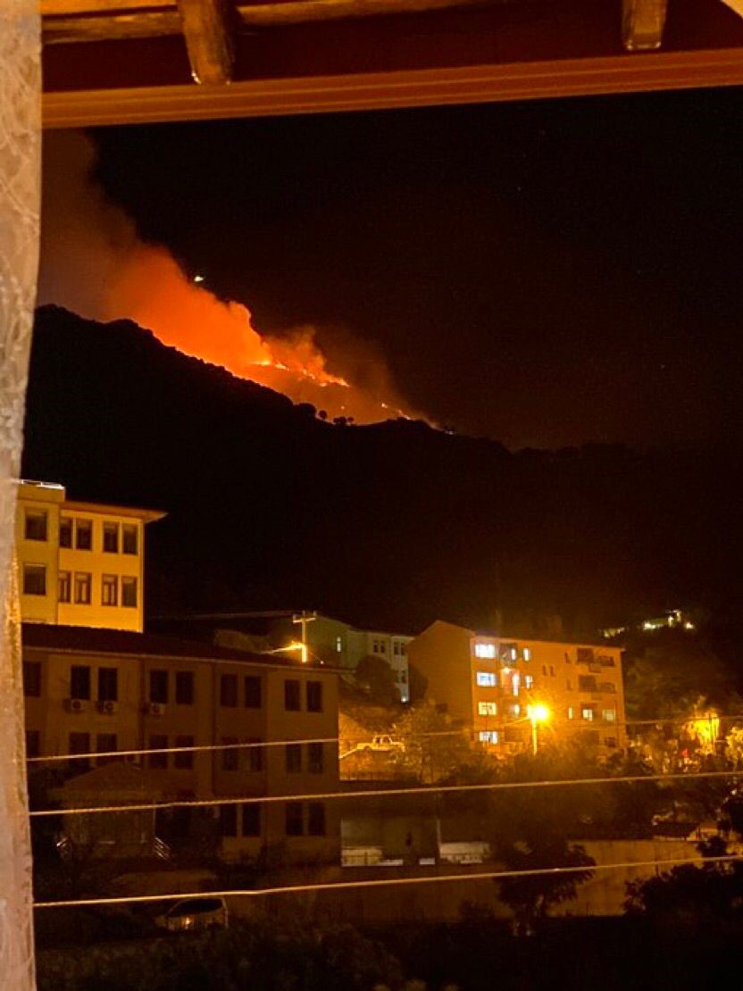 Marmara Adası’nda arazi yangını başladı 