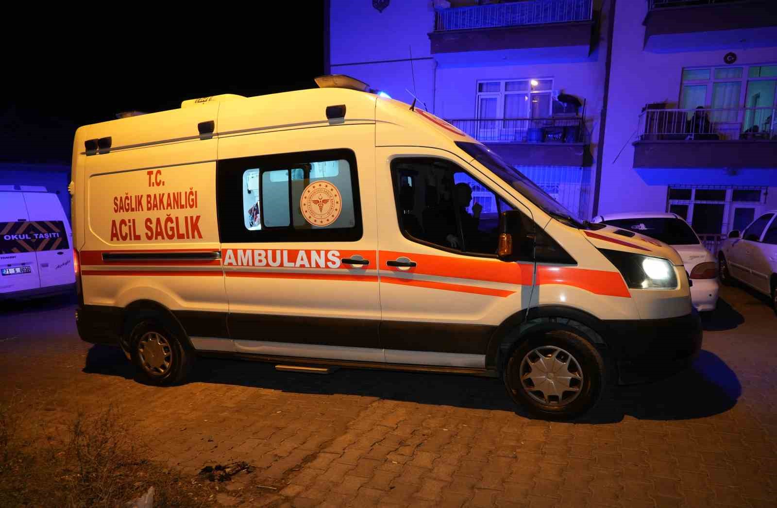 Alkollü gencin öfkesi kanlı bitti: Babasını darp edip kendini yaraladı 