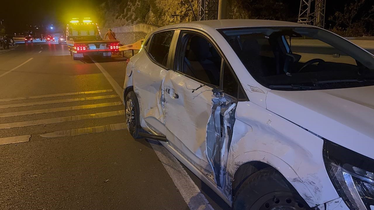 Ters yola giren otomobil, karşı yönden gelen başka araca çarptı: 1 yaralı 