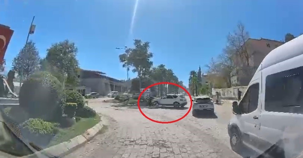 Motosikletin, dönüş yapan otomobille çarpıştığı kaza kamerada 