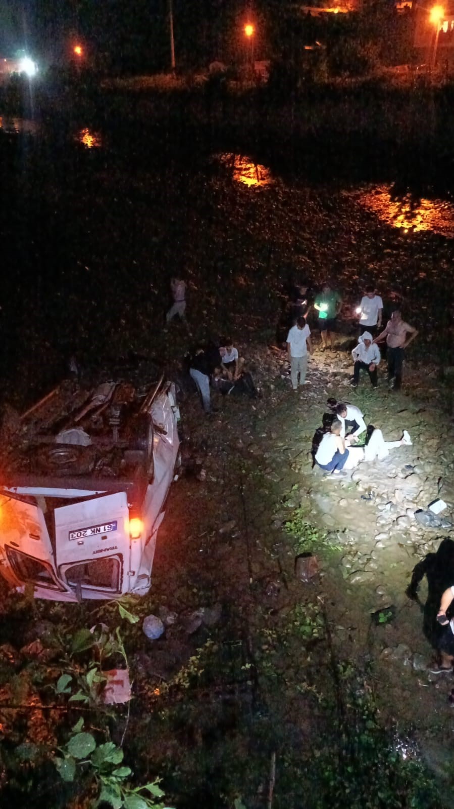Trabzon’da minibüs dereye uçtu: 3 yaralı 