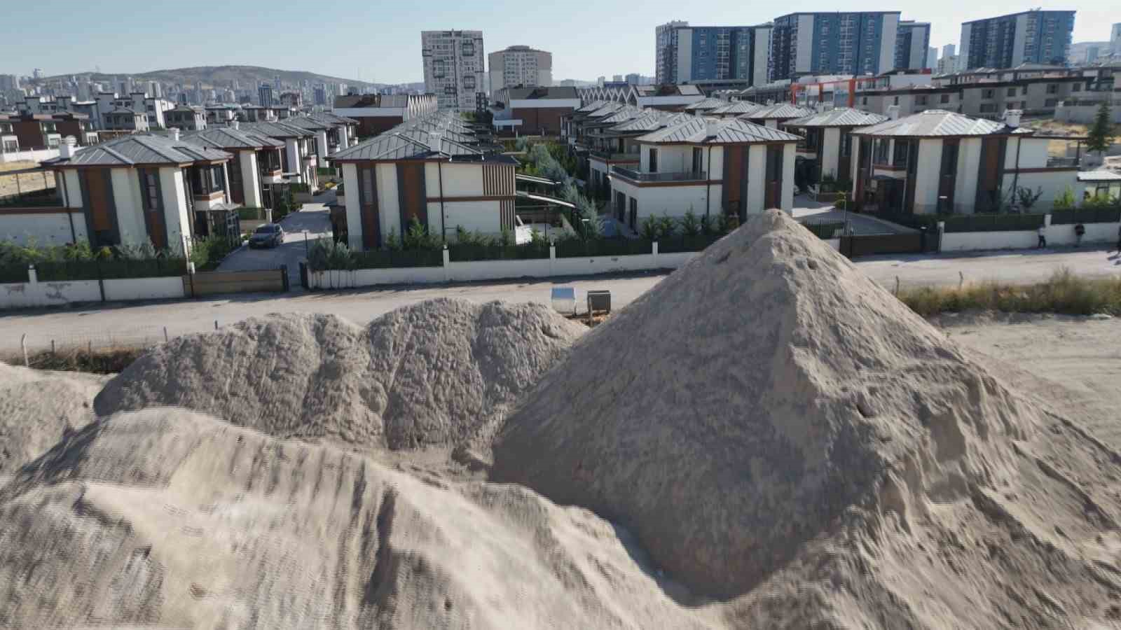 Yerleşim yerinde kurulan hafriyat deposu mahalle sakinlerini isyan ettirdi 