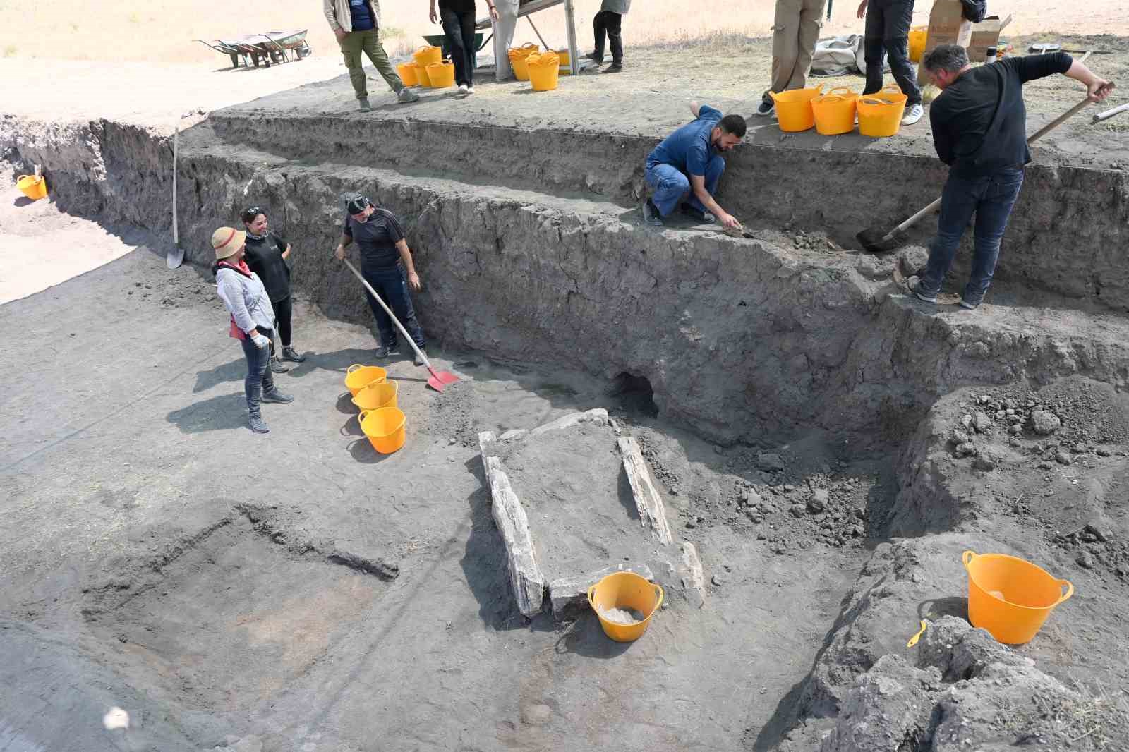 Küllüoba Höyüğü’ndeki mezarlık alanda yapılan arkeolojik çalışmaların ilginç sonuçları 